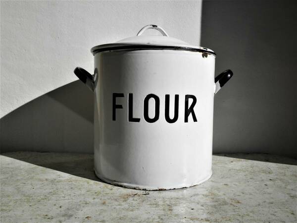 イギリス＊アンティーク＊フラワー缶＊flour＊小麦粉＊ホーロー＊エナメル＊ホワイト＊ブラックトリム＊蚤の市＊収納＊古いタイプ