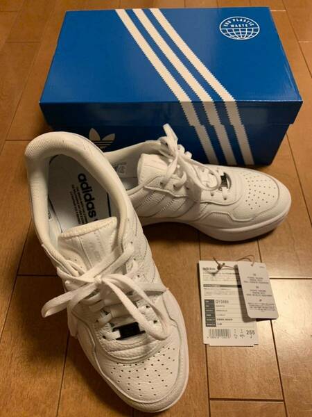 【新品・未使用】adidas COURTIC(GY3589)スニーカー ホワイト 7 2/1(25.5cm)