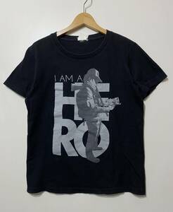 ★ アイアム ア ヒーロー I am a HERO COSPA コスパ 半袖 Tシャツ 黒 ブラック 鈴木英雄 モノクロ プリント S相当 SFホラー漫画