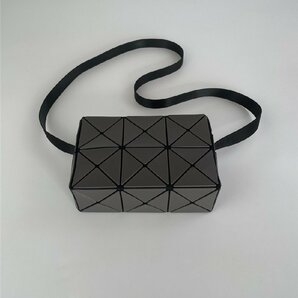 【BAO BAO ISSEY MIYAKE】CUBOID ショルダー バッグ ダークグレーの画像1