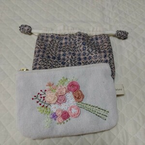 お花の刺繍のミニポーチとスリーピングローズのミニ巾着　①