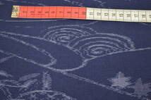 【きものや】K393 未使用品 美品 ウール交織 西陣織 着尺反物 絵絣 流水 紺藍色 証紙付き _画像4