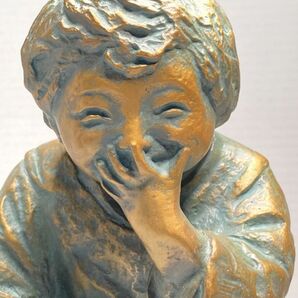 2-173-120 彫刻界巨匠 北村西望「喜ぶ少女」ブロンズ像 高さ 約28cm 重量 約3.7Kg 文化勲章 文化功労者 人間国宝 飾り 置物の画像3