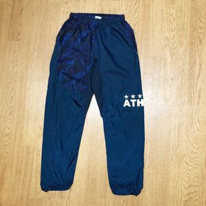 ATHLETA /アスレタ /メンズS ロングパンツ ボトムス ウィンドブレーカー シャカシャカ ロゴプリント ネイビー スポーツウェア サッカー