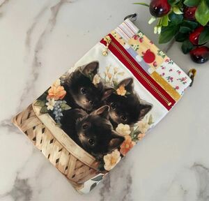 [29] 花飾りを付けた3匹の猫ちゃんスマホポーチ・ハンドメイド パネル生地