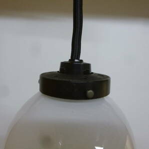 【7483】昭和レトロ 乳白色 ガラスシェード 吊り下げ照明 直径約16ｃｍ 30Wシリカ電球(新品)付きの画像3
