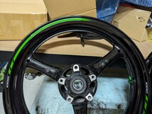 ZX-10R 2016 KRTエディション カワサキ純正 前後ホイールセット 町乗りのみ使用_画像2