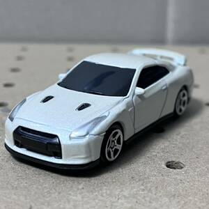 トミカサイズ　日産GT-R ルース