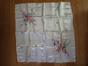 大判 スカーフ　ストール　ショール　マフラー　刺繍　シルク　絹　白　ホワイト　花 鳥　73cm × 73cm