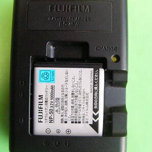 ◆BC-45W FUJI 純正充電器 まだまだ使えるNP-50中古電池セット中古 ！ 動品です。.の画像1