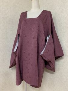 美品　婦人　和装コート　正絹　紋綸子縮緬　道行衿　丈86cm　六～七分丈　浅蘇芳色に花更紗紋様　塵除けに　防寒に　保管品