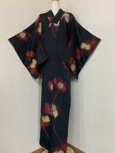 アンティーク　小紋の着物　正絹　袷　黒地に花の織り紋様　紅絹の胴裏　身丈149cm　コスプレ/リメイクにも　保管品