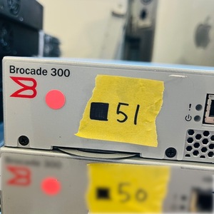 ■51【通電OK】 Brocade 300 JP-310-0008 FC ファイバーチャネル スイッチ switch SAN 24ポート ネットワーク 機器 ブロケード