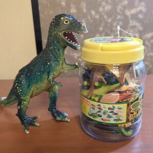 恐竜　おもちゃ　ソフビ　人形　ティラノサウルス