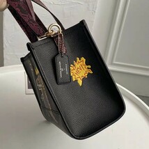 新作 2024 COACH コーチ トートバッグハンドバッグ ショルダー付き バスキア コラボ 黒 革 ブラック レディース 5661 アウトレット品_画像3