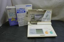 CC053 オムロン デジタル自動血圧計 HEM-704C 健康 セルフチェック/80_画像1