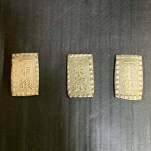 オススメ 一朱銀 定 銀座常是 古銭 画像 日本貨幣 硬貨 銀貨 3点セット まとめ 1円スタートの画像1