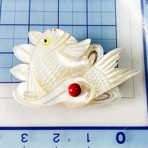 美品　天然マザーシェール　白蝶貝　魚　彫刻　帯留め　NO.5732