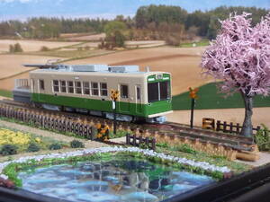 春景色　桜と菜の花の咲くローカル線の無人駅　水面に映るのどかな風景　展示用 ジオラマ (ケース付) 