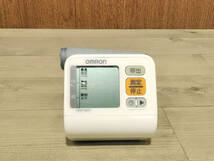 ∞ オムロン 手首式 デジタル自動血圧計 HEM-6200 動作OK 2012年製 収納ケース付 電池ケース錆あり_画像2