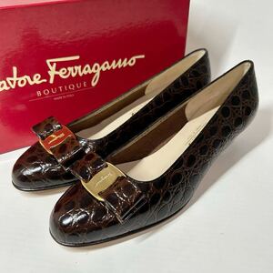 未使用品　Salvatore Ferragamo フェラガモ パンプス ヴァラ　ヴァラリボン 型押しレザー ダークブラウン　6C 23cm相当