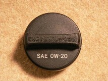 50 前期 プリウス （PHVも） SAE 0W-20 白系 英語 文字 オイルフィラーキャップ 海外仕様純正部品 レクサス LEXUS トヨタ TOYOTA US 北米_画像1