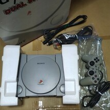 送料無料 初代 PS1 プレステ1 本体 コントローラー ケーブル 電源コード まとめ まとめて セット 8台 ジャンク SCPH 5000 5500 7000 9000_画像3