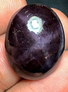 ★スターガーネット　Star Garnet Oval Cabochon..　21x17x9 mm..　37 Cts.　L4620