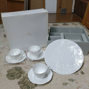 NARUMI ナルミ ボーンチャイナ コーヒータイムセット不揃い　 カップ&ソーサー×3 盛り皿×1 日本製　未使用ですが　現状渡し