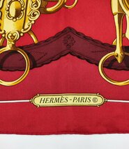 S2530●送料198円～ HERMES エルメス カレ90 スカーフ 紋章 エンブレム 馬具 金具 赤 レッド系_画像3