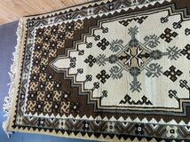 【A9675P061】142×72 チュニジア産 手織り　絨毯 カーペット ラグマット　インテリア　伝統　アンティーク　ウール_画像4