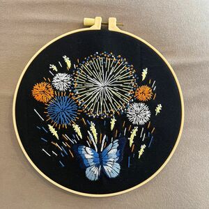 刺繍　フランス刺繍　インテリア　ニッチ　ハンドメイド　雑貨　刺繍フレーム　 壁飾り 壁掛け　花火　蝶　ウェルカムボード