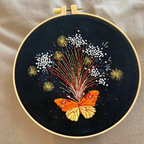 刺繍　フランス刺繍　インテリア　ニッチ　ハンドメイド　雑貨　刺繍フレーム　 壁飾り 壁掛け　花火　蝶　ウェルカムボード