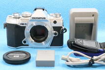 ■新品級■ OLYMPUS オリンパス OM-D E-M5 Mark III ボディ シルバー ☆シャッター回数わずか 約 7,524回！ ＃17684_画像1