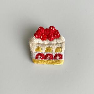 苺のホールケーキ 手刺繍ブローチ