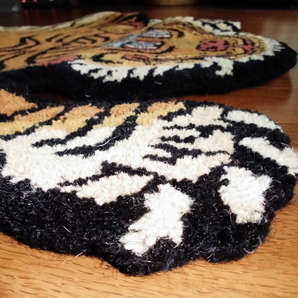 S/約100cm☆新品定価1万円☆チベタンタイガーラグ Tibetan Tiger Rugトラ虎カーペットdetailウール手織りチベット未使用usa玄関マット絨毯の画像4