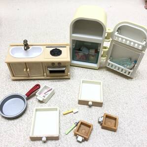 △ エポック社 シルバニアファミリー ウサギ 人形 家具 テーブル ピアノ 小物 セット ごっこ遊び おもちゃ コレクション 中古品 △N72981の画像3