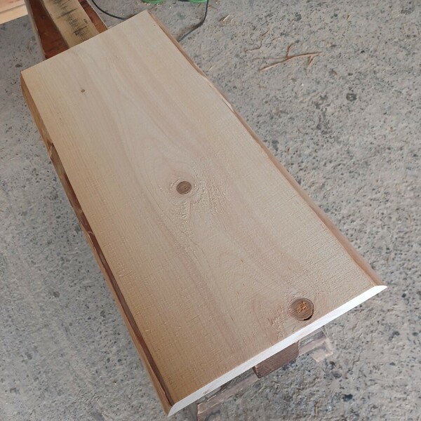 C-1695 【61×27.7～28.5×3.5cm】　国産ひのき　耳付節板　　テーブル　棚板　看板　一枚板　無垢材　桧　檜　DIY