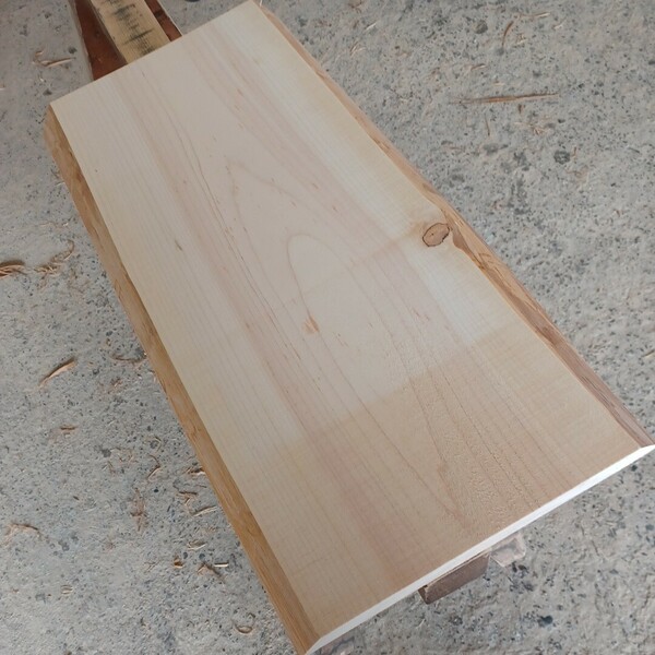 C-1697 【67.5×32～33.3×3.4cm】　国産ひのき　耳付節板　　テーブル　棚板　看板　一枚板　無垢材　桧　檜　DIY