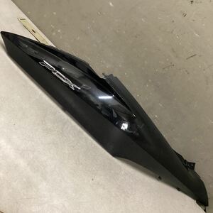 m4-13 ホンダ PCX125 JF28 サイドカバー　右　純正部品