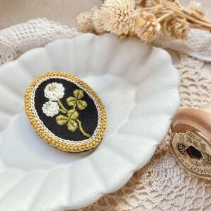 4月の草花シロツメクサの刺繍ブローチ