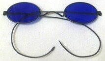明治初期 / 当時物 ◆ 小判型メガネ / 鉄枠 / 青レンズ ◆ 眼鏡 / 度なしレンズ入り ◆ 未使用 / デットストック_画像1