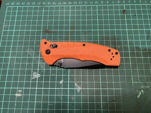 Benchmade 980 オレンジカラー ナイフ 。ベンチメイド 登山 釣り キャンプ ブッシュクラフト クマ対策 護身用 狩猟 鹿狩 猪狩 熊狩 クマ