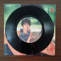 【小泉今日子】　半分少女／ココナッツ・ドリーム　EPレコード　シングルレコード　ビクターレコード　昭和レトロ　_画像3