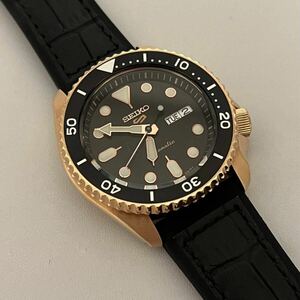 極美品 SEIKO セイコー 5スポーツ SRPD76K1 ブラック 自動巻き メンズ 腕時計 ゴールドAUTOMATIC 機械式 10気圧防水 シリコンバンド