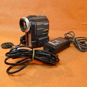 c012 SONY Handycam ハンディカム ビデオカメラ DCR-PC300 充電器付属 寸法：約幅6㎝ 高さ12㎝ 奥行12㎝/60