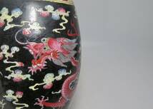 中国美術　大清乾隆年製　墨地粉彩双龍紋橄欖瓶　時代物_画像7