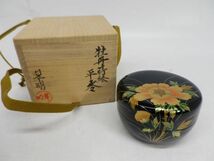 54●a639☆中古美品　茶道具　漆器　翠明 作　牡丹蒔絵　棗　7.5×4.5cm　共箱つき　木工芸品　薄茶器　なつめ　現状渡し_画像1