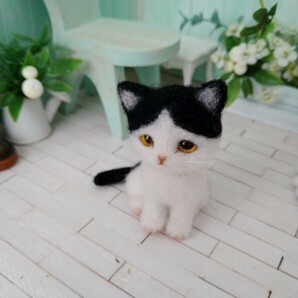ミニ猫 ＊すず＊ 羊毛フェルト猫 ドールペット ブライスペット ハンドメイド ドールハウスに ハチワレ猫 白黒猫の画像3