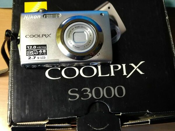 コンパクトデジタルカメラ　Nikon　COOLPIX S3000シルバー